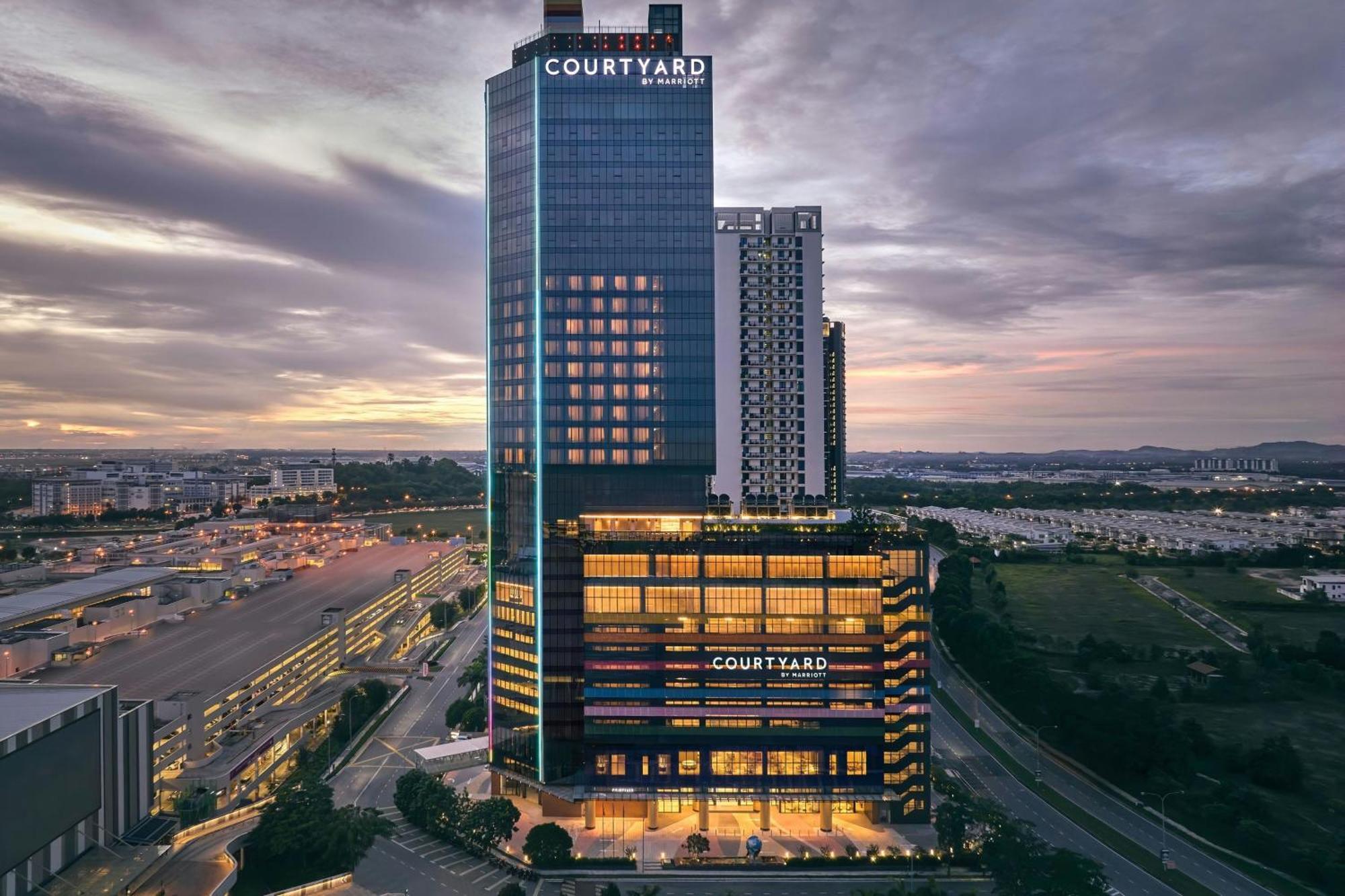 Courtyard By Marriott Setia Alam Hotel Екстериор снимка